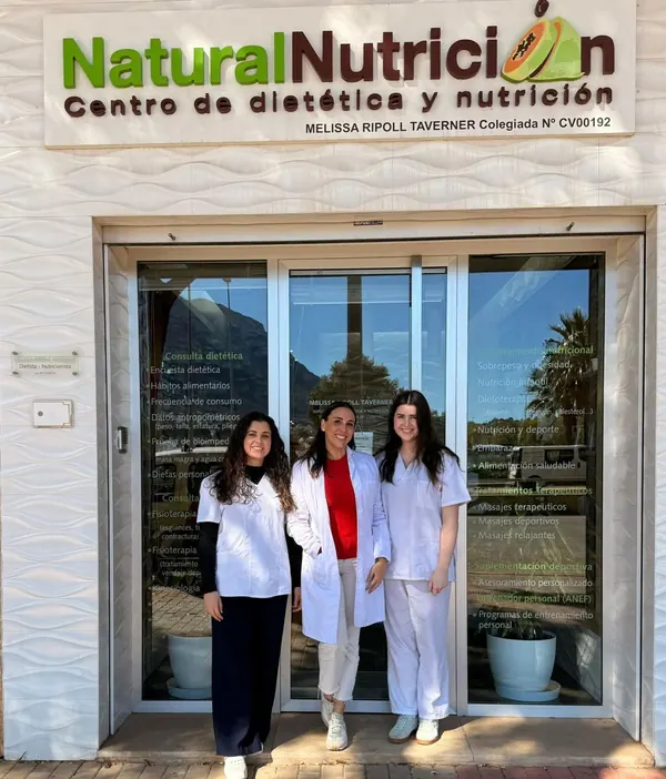 Equipo de Natural Nutrición en la puerta del centro de Dénia