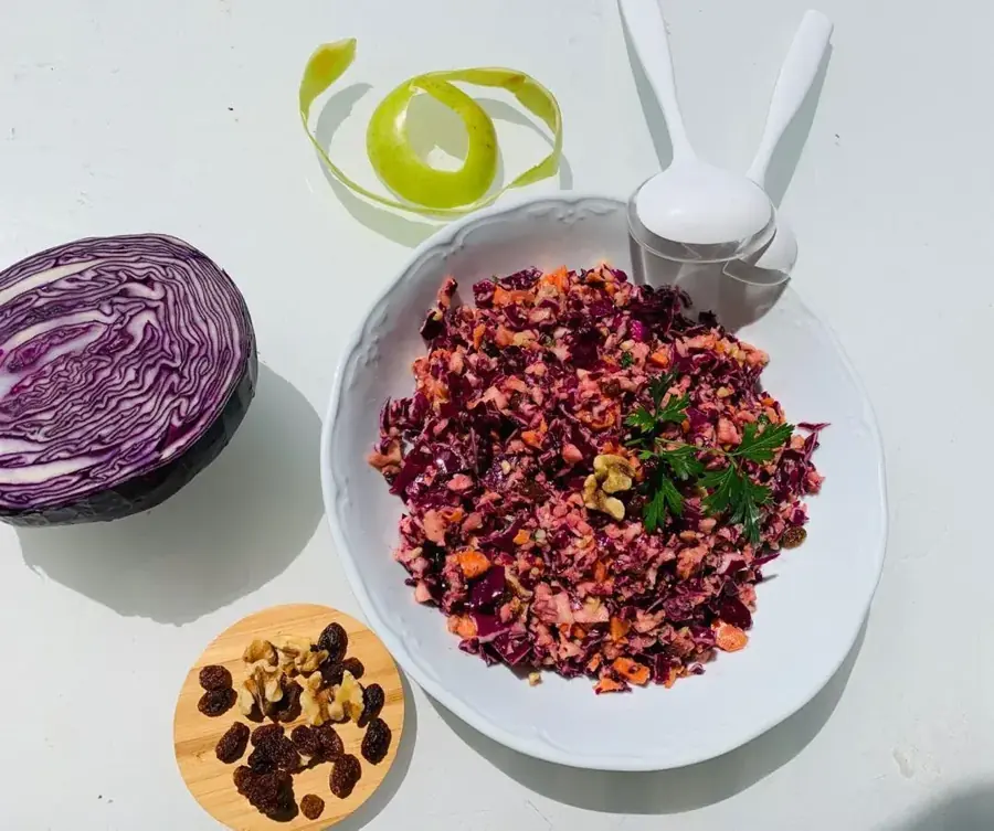 Ensalada de lombarda, zanahoria, manzana, nueces y pasas