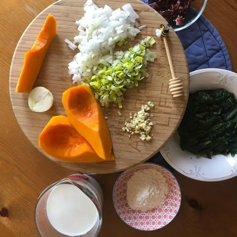 Espinacas con calabaza y bechamel de jamón ibérico