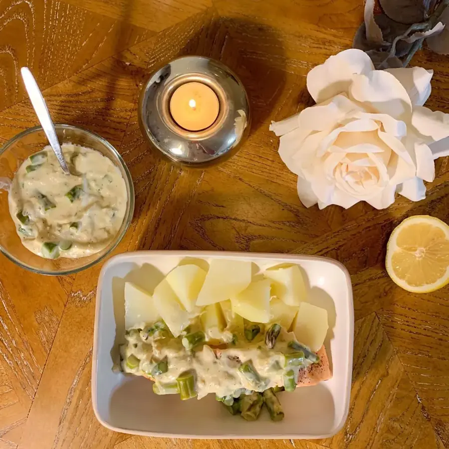 Salmón al vapor con salsa de espárragos y patatas