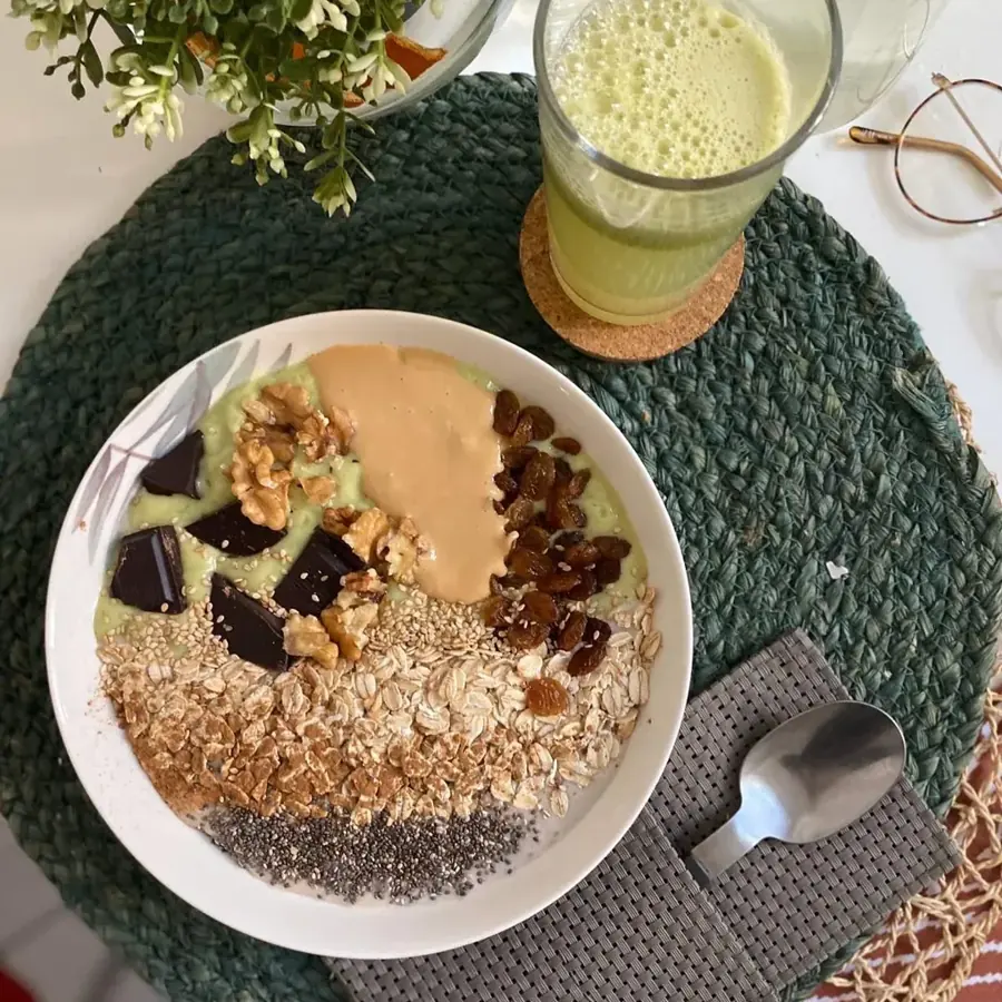 Smoothie bowl de aguacate, plátano y avena