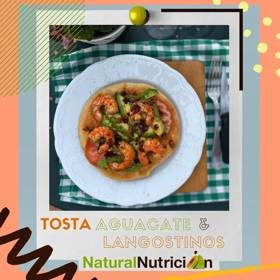 Tosta de langostinos con aguacate y tomate