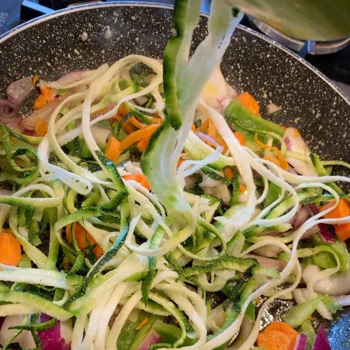 Wok de espaguetis de calabacín con pollo teriyaki